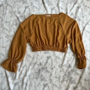 Oak and fort crop top with elastic bands on waist and sleeves.